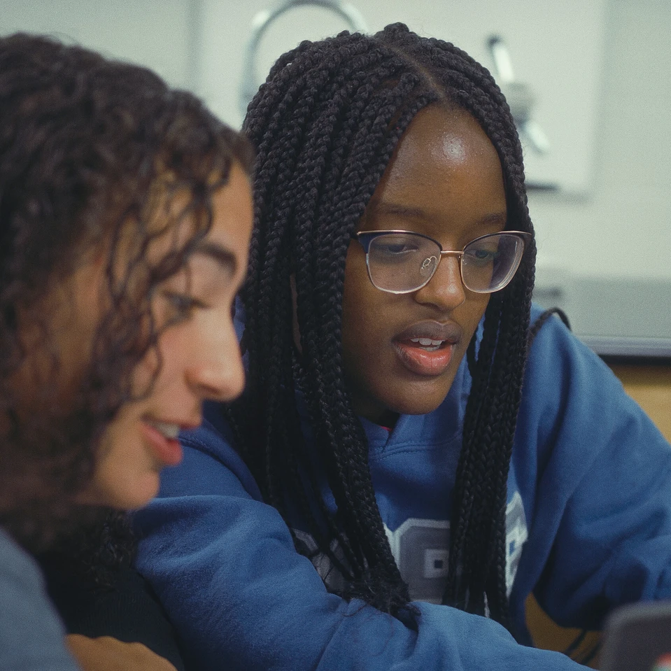 deux élèves qui regardent un ordinateur