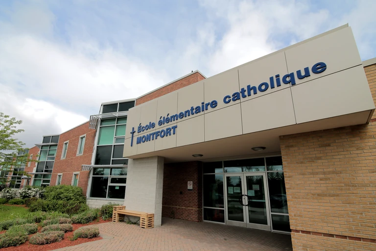 façade de l'école Montfort en tuiles claires
