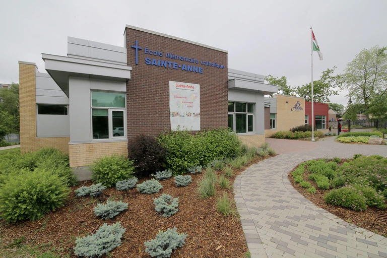 façade de l'école Sainte-Anne avec un bel aménagement paysager