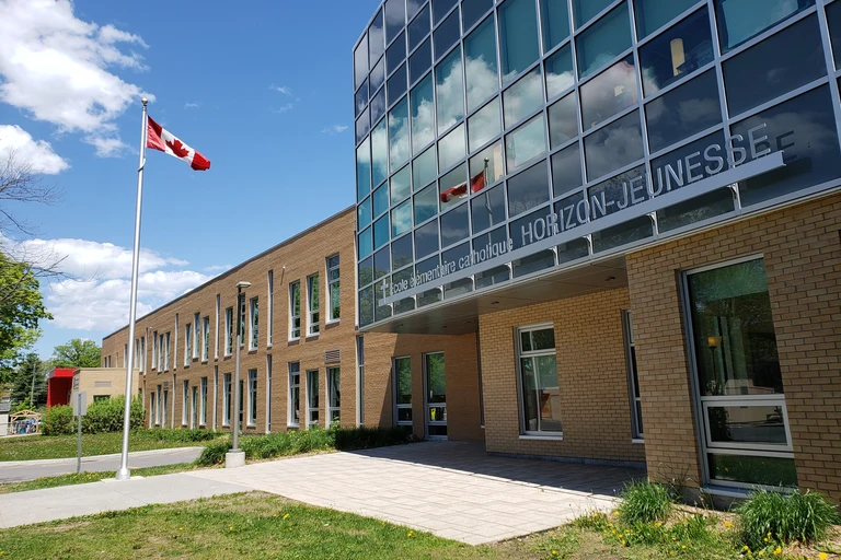 Façade moderne et pleine de fenêtres de l'école Horizon-Jeunesse