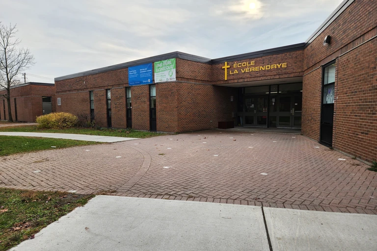 façade de l'école en briques