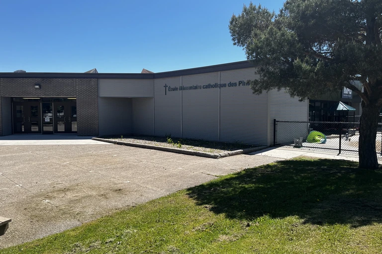 façade grise de l'école